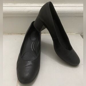 Geox black pumps